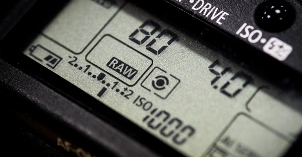 As you adjust exposure compensation, you should see the marker on the exposure indicator scale move away from the centre.
As you adjust exposure compensation, you should see the marker on the exposure indicator scale move away from the centre.