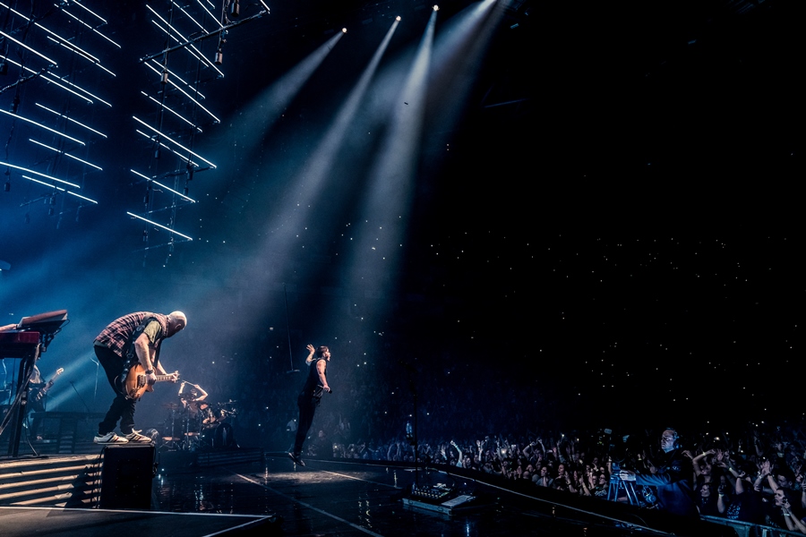 Photographing Giants | An Interview with Music Photographer Peter Neill Photographing Giants | An Interview with Music Photographer Peter Neill