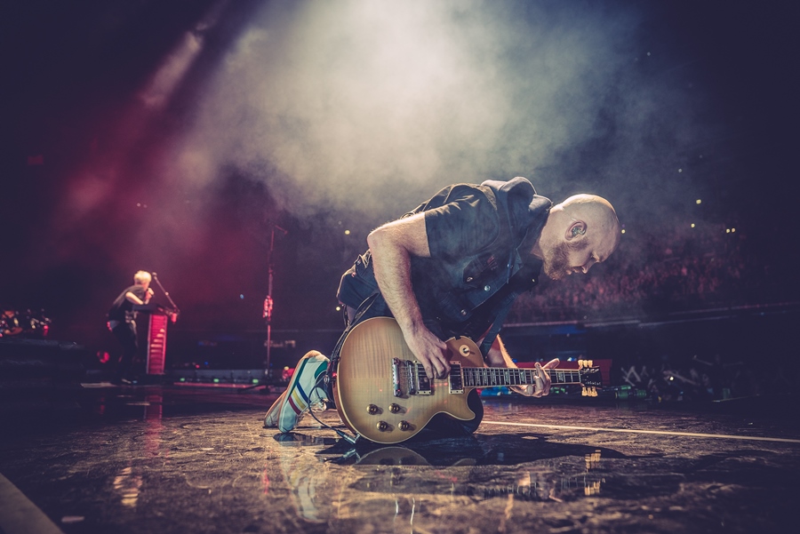 Photographing Giants | An Interview with Music Photographer Peter Neill Photographing Giants | An Interview with Music Photographer Peter Neill