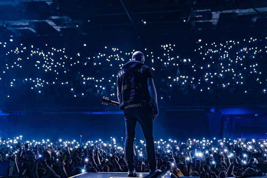 Photographing Giants | An Interview with Music Photographer Peter Neill Photographing Giants | An Interview with Music Photographer Peter Neill