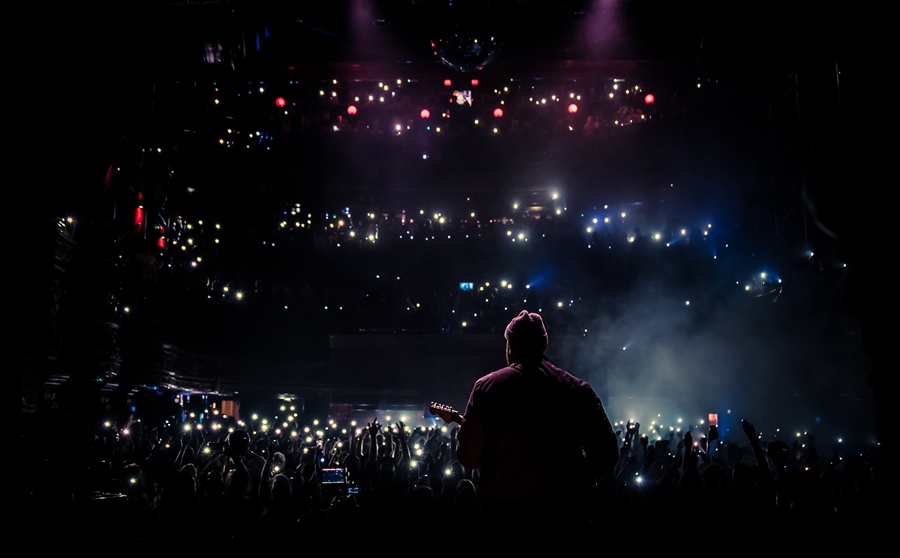 Photographing Giants | An Interview with Music Photographer Peter Neill Photographing Giants | An Interview with Music Photographer Peter Neill