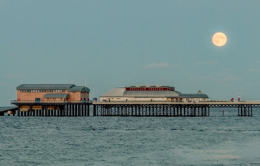 Photographing a Blood Moon | Tips for Shooting a Lunar Eclipse Photographing a Blood Moon | Tips for Shooting a Lunar Eclipse